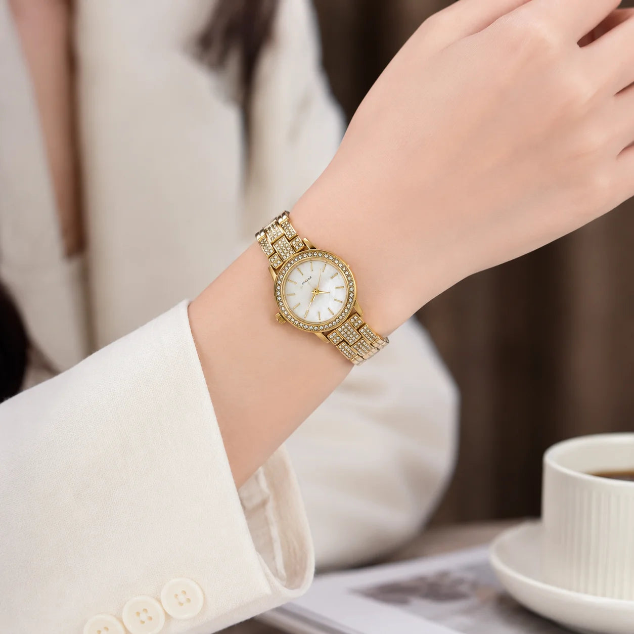 OEM Custom Logo Women's Quartz Analog Glass Dial Round Alloy Case Metal Strap Fashion Wholesale Watch for Ladies